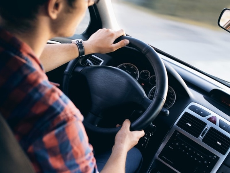 NE PARTEZ PAS EN VACANCES avec un pare-brise impacté ou fissuré !